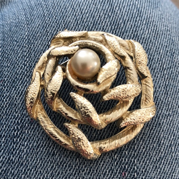 Vintage Jewelry - School of fish gold tone pearl vintage brooch pin